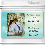 Dreamweaver Turquoise Blauwgroen Lichten Foto Opsl Magneet<br><div class="desc">Sparen de magneet van de Datum met uw eigen foto die door een romantisch droomturquoise blauwgroen lichtontwerp wordt opgesteld</div>