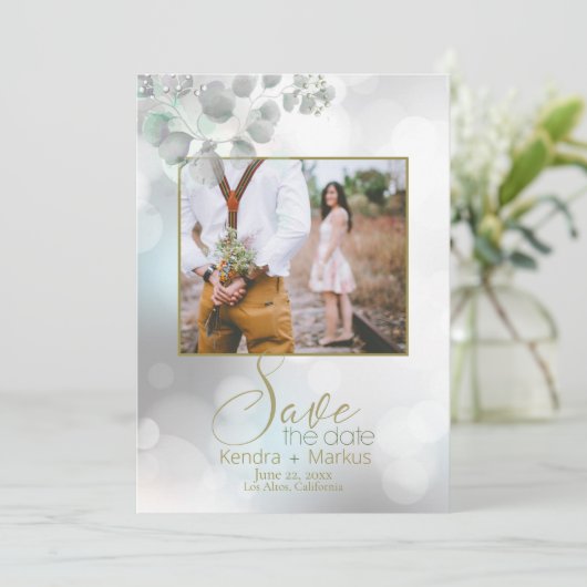 Dreamy Bokeh en Eucalyptus Foliage Save the Date Kaart (Staand voorkant)