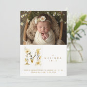 Dreamy Floral M Initial Gold Glitter Newborn Aankondiging (Staand voorkant)