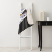 drei niedliche weisse Wellensittiche Sherpa Deken (In situ)