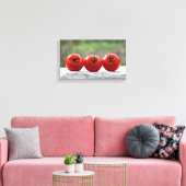 Drei Tomaten auf der Mauer Canvas Afdruk (Insitu (Woonkamer))