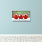 Drei Tomaten auf der Mauer Canvas Afdruk (Insitu (Houten vloer))