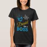 Dreidel als een Boss Hanukkah T-shirt<br><div class="desc">Stijlvol DREIDEL ZOALS EEN BOSS Hanukkah T-Shirt, ontworpen met blauwe dans en blauwe, gele en witte typografie. In de rechterbovenhoek kunt u de namen van de vier driezijdige zijden lezen in een woordpuzzelformaat (HEI kan zo nodig worden gewijzigd in HEY of HAY). In de O van BOSS zit een kleine...</div>