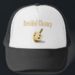 Dreidel Champ Pet<br><div class="desc">De hoofden zullen draaien als je dit Dreidel Champ Chanukah Hanukkah pet draag. Wat een geweldige Chanukah Hanukkah party cadeau aan cadeau aan de meest geprijsde spelwinnaars!</div>