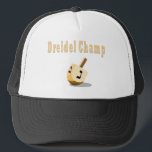 Dreidel Champ Pet<br><div class="desc">De hoofden zullen draaien als je dit Dreidel Champ Chanukah Hanukkah pet draag. Wat een geweldige Chanukah Hanukkah party cadeau aan cadeau aan de meest geprijsde spelwinnaars!</div>