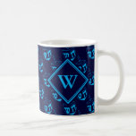 DREIDEL Happy Hanukkah Hebrew BLUE CYAN Monogram Koffiemok<br><div class="desc">Stijlvolle, middernacht blauw COFFEE-MOK om HANUKKAH te vieren. Blauw marineschema en cyaan met overal een cyaan DREIDEL-afdruk. Er is een aanpasbaar monogram op de voorzijde, en aanpasbare placeholder tekst op de achterzijde die נ ה ש (APPY HANUKKAH in het Hebreeuws) zegt ו ח כ (APPY HANUKKAH in het Hebreeuws). Dit...</div>