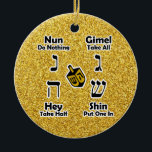 Dreidel Instructions Happy Hanukkah - Gold Glitter Keramisch Ornament<br><div class="desc">Decoratieve en handige manier om instructies te houden voor het spelen van het joodse kinderspel... uw kinderen kunnen een kijkje nemen wanneer zij een herinnering nodig hebben aan hoe te spelen en wat de Hebreeuwse letters worden genoemd. Geweldig Hanukkah cadeau! ZEKER OM HET BERICHT OP DE TERUG VAN ORNAMENT TE...</div>