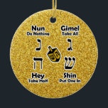 Dreidel Instructions Happy Hanukkah - Gold Glitter Keramisch Ornament<br><div class="desc">Decoratieve en handige manier om instructies te houden voor het spelen van het joodse kinderspel... uw kinderen kunnen een kijkje nemen wanneer zij een herinnering nodig hebben aan hoe te spelen en wat de Hebreeuwse letters worden genoemd. Geweldig Hanukkah cadeau! ZEKER OM HET BERICHT OP DE TERUG VAN ORNAMENT TE...</div>