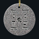 Dreidel Instructions Happy Hanukkah Silver Glitter Keramisch Ornament<br><div class="desc">Decoratieve en handige manier om instructies te houden voor het spelen van het joodse kinderspel... uw kinderen kunnen een kijkje nemen wanneer zij een herinnering nodig hebben aan hoe te spelen en wat de Hebreeuwse letters worden genoemd. Geweldig Hanukkah cadeau! BEN ZEKER OM HET BERICHT OP BACK VAN ORNAMENT (momenteel...</div>