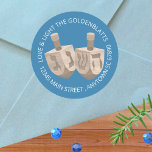 Dreidel Rustic Oak Schattige Blauw Elke Tekst Chan Ronde Sticker<br><div class="desc">Voeg je eigen tekst toe aan deze blauwe en rustieke dreidels stickers met een leuk Chanoeka thema. Van envelopafdichtingen die verdubbelen als retouradreslabels tot versieringen voor pakketjes en tassen, deze gepersonaliseerde Chanoeka-stickers voegen een aangepaste touch toe aan uw feest van het licht. Gebruik de eenvoudige tekst sjablonen om uw eigen...</div>