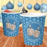 Dreidel Rustic Oak Schattige Polka Dot Party Hanuk Papieren Bekers<br><div class="desc">Creëer je eigen unieke en speciale feestartikelen zoals deze schattige gepersonaliseerde Chanoeka papieren bekers bedrukt met blauwe stippen en een rustiek eiken dreidels ontwerp. Tekst in een eenvoudige witte lettertypecurve boven en onder de middelste dreidel-afbeeldingen en u kunt die tekst bewerken om jouw naam, het jaar, enz. toe te voegen....</div>