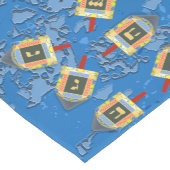 Dreidels dansen voor Hanukkah Korte Tafelloper (Hoek)