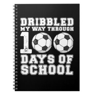 Dribbelde mijn weg door 100 dagen schoolvoetbal notitieboek