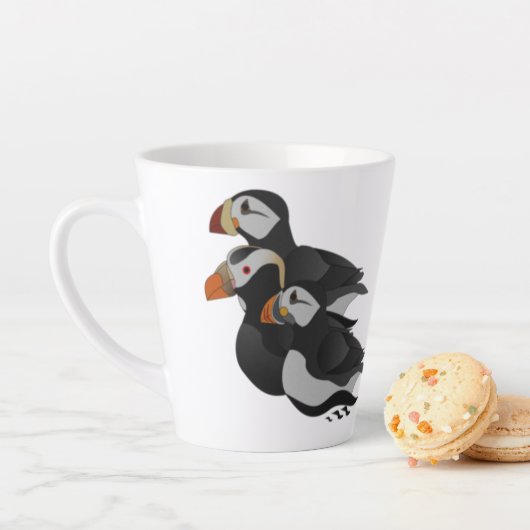 Drie aangenaam bevriende Puffins-zwemmers-Cartoon Latte Mok (In situ)