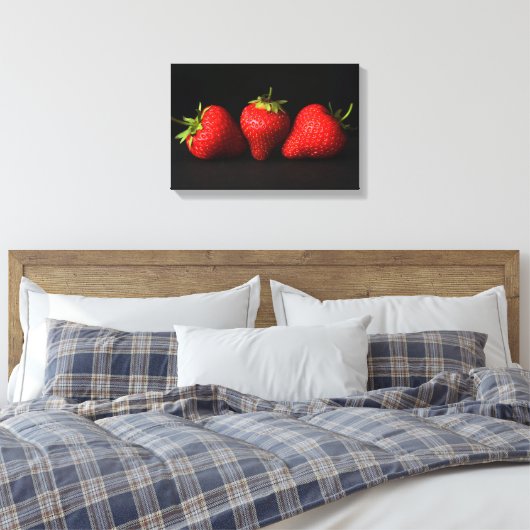 Drie aardbeien Bk 16.50x11 (41.25x27.5cm) waccnm Canvas Afdruk (Insitu (Slaapkamer))