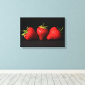 Drie aardbeien Bk 16.50x11 (41.25x27.5cm) waccnm Canvas Afdruk (Insitu (Houten vloer))
