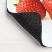 Drie aardbeien op wit MPCNM Muismat (Hoek)