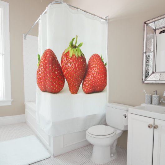 Drie aardbeien op wit sccnm douchegordijn (In situ)