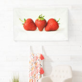 Drie aardbeien op witte brancna spandoek (Insitu)