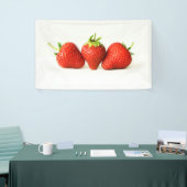 Drie aardbeien op witte brancna spandoek (Beurs)