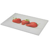 Drie aardbeien op witte CBCNA Snijplank (Hoek)