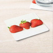 Drie aardbeien op witte coaster kartonnen onderzetters (Schuin)