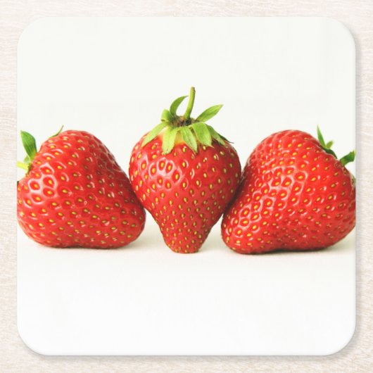 Drie aardbeien op witte coaster kartonnen onderzetters (Voorkant)