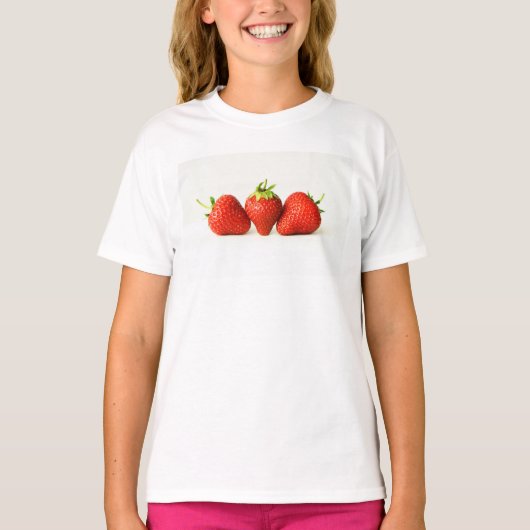 Drie aardbeien op witte GCCNA T-shirt (Voorkant)