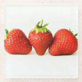 Drie aardbeien op witte kust glazen onderzetter (Voorkant)