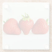 Drie aardbeien op witte kust glazen onderzetter (Achterkant)