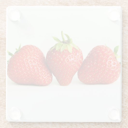 Drie aardbeien op witte kust glazen onderzetter (Achterkant)