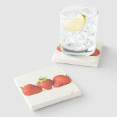 Drie aardbeien op witte kust stenen onderzetter (Zijkant)