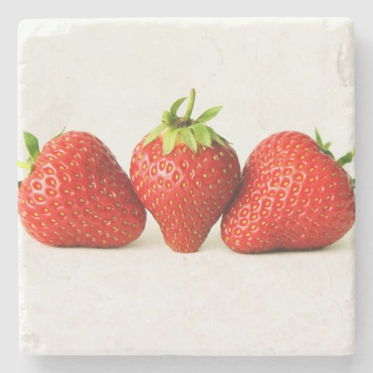 Drie aardbeien op witte kust stenen onderzetter (Voorkant)
