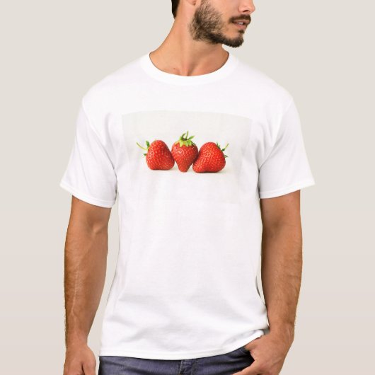 Drie aardbeien op witte mccna t-shirt (Voorkant)