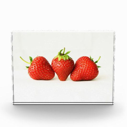 Drie aardbeien op witte PBCNA Fotoblokken (Voorkant)