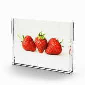 Drie aardbeien op witte PBCNA Fotoblokken (Rechts)