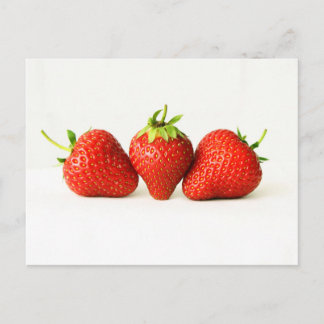 Drie aardbeien op witte pccna briefkaart