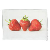 Drie aardbeien op witte pccna kussensloop (Voorkant)