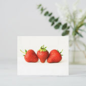 Drie aardbeien op witte pccnm briefkaart (Staand voorkant)