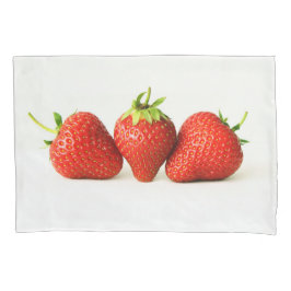 Drie aardbeien op witte pccnm kussensloop