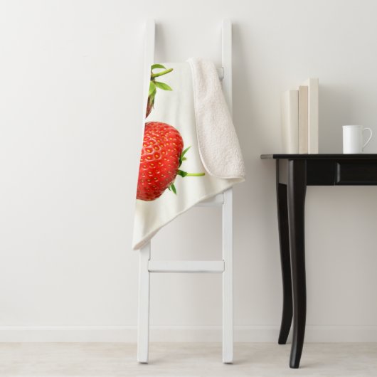 Drie aardbeien op witte subcna sherpa deken (In situ)