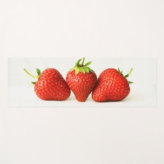 Drie aardbeien op witte ymcna yogamat (Voorkant (horizontaal))