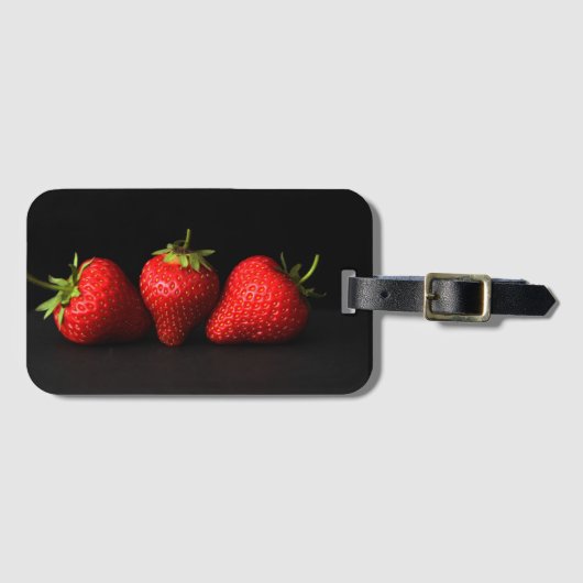Drie aardbeien op zwart BC LTCNA Bagagelabel (Voorkant (horizontaal))
