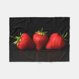 Drie aardbeien op zwart fbcnm fleece deken