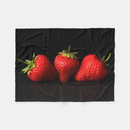 Drie aardbeien op zwart fbcnm fleece deken (Voorkant (Horizontaal))