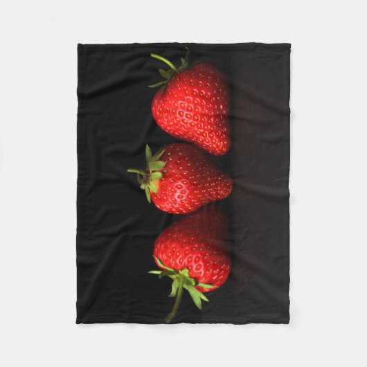 Drie aardbeien op zwart fbcnm fleece deken (Voorkant)