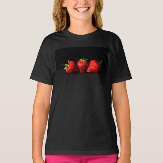 Drie aardbeien op zwart gccnm t-shirt (Voorkant)