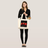 Drie aardbeien op zwart jtcnm grote tote bag (Voorkant (model))