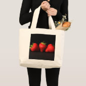 Drie aardbeien op zwart jtcnm grote tote bag (Voorkant (product))