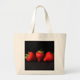 Drie aardbeien op zwart jtcnm grote tote bag
